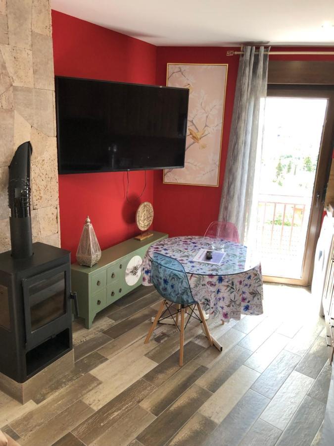 Apartamentos Deluxe Con Jacuzzi O Chimenea Love For Two Collado Mediano Ngoại thất bức ảnh